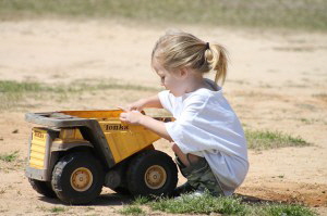 girl-playing-with-truck-344328_640